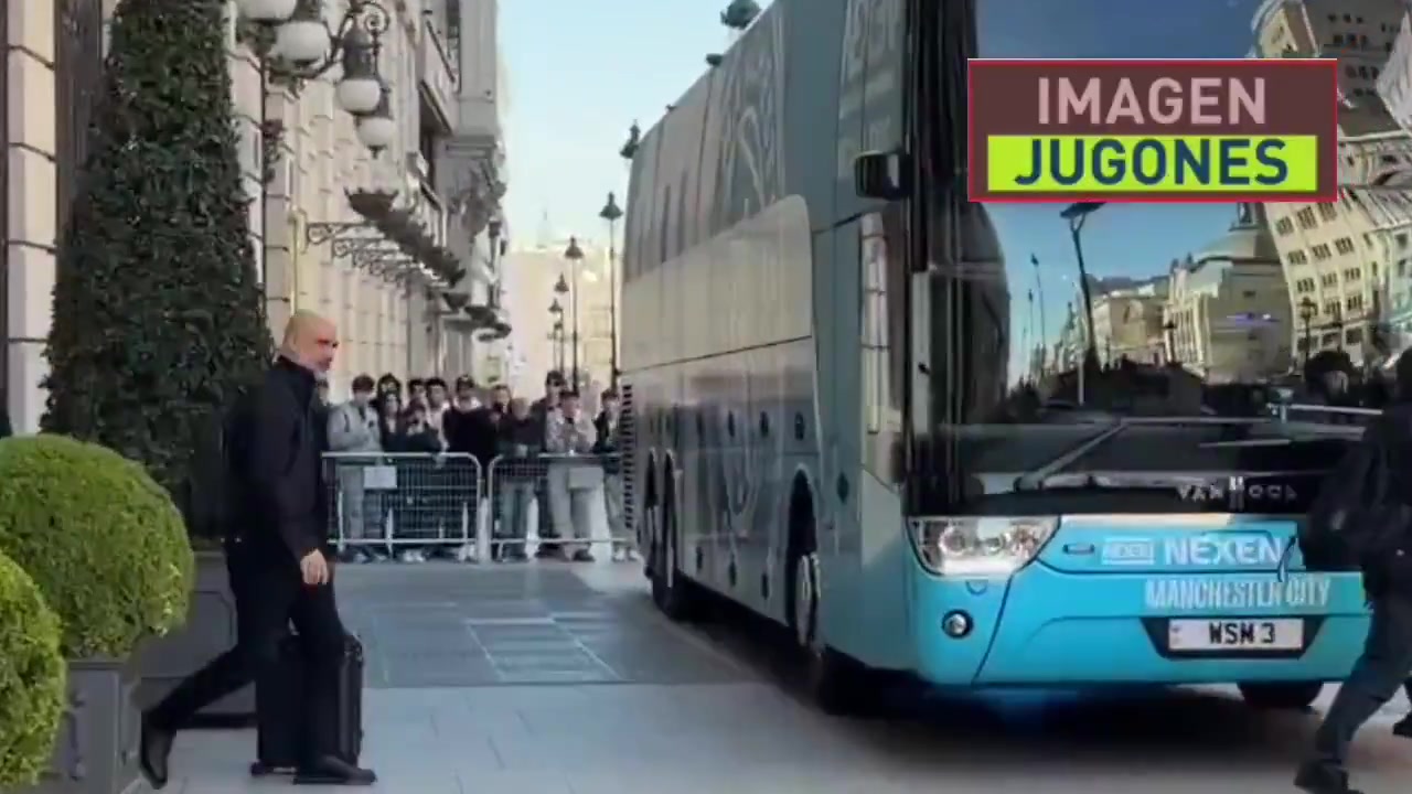 开云体育app-瓜帅赛后离开酒店启程返回曼彻斯特，面带笑容向球迷挥手